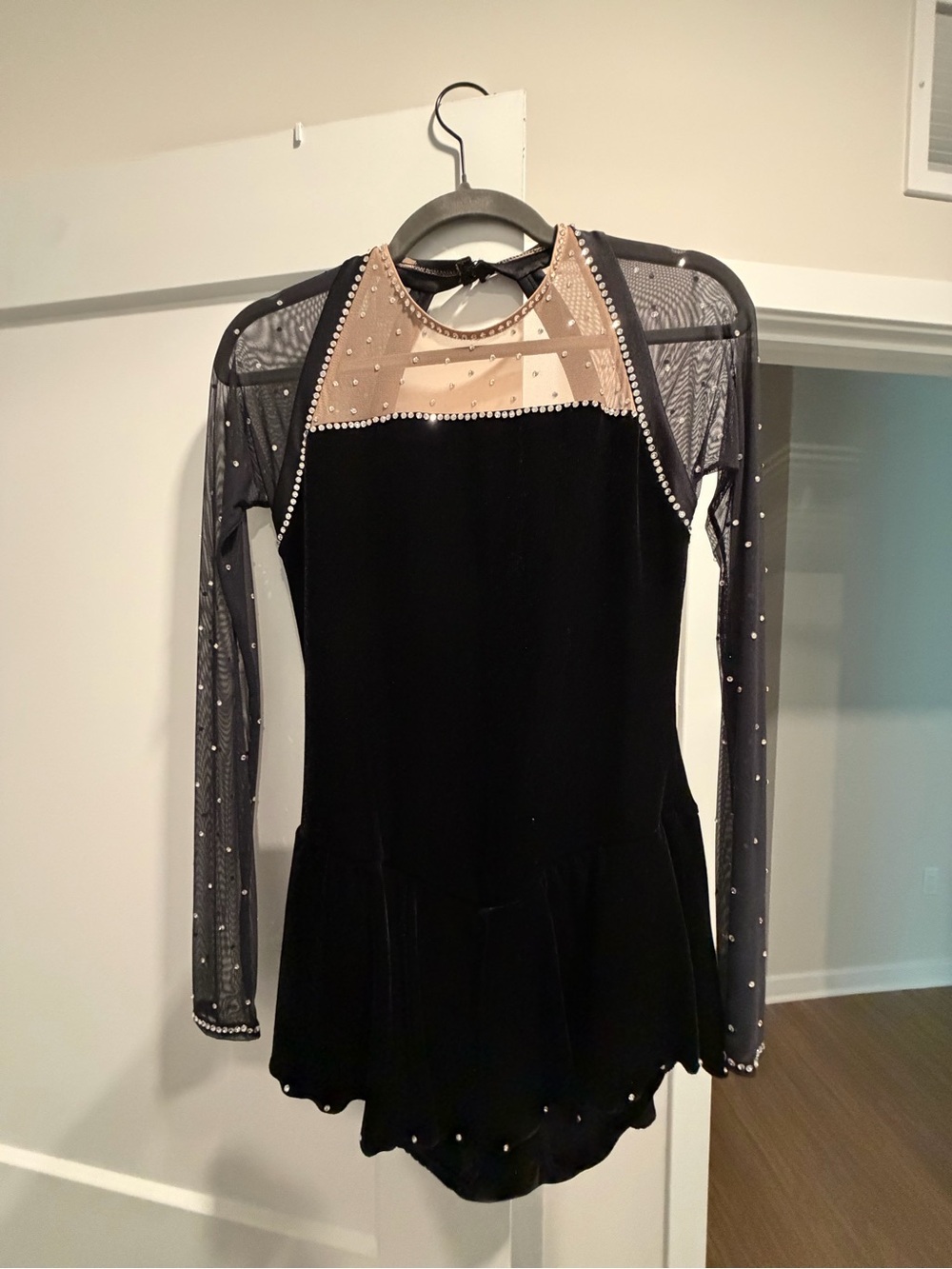 Del Arbour Black Velvet figure skating dress with Rhinestones Ladies 12-14 or L